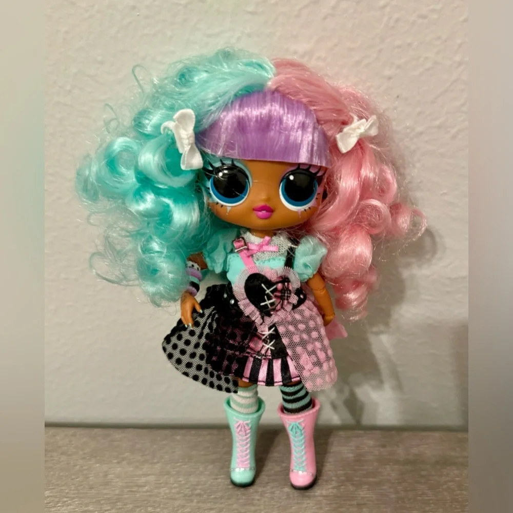 LOL Surprise Tween Lexi Gurl. Full of surprises and sassy style. This brand new